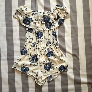 Floral Romper never worn! Size S. 💙🌺🌼